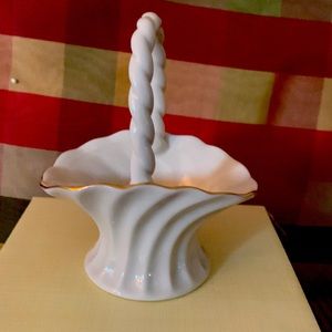 Lenox:2 trinket dishes, 1 Chadwick dish, 1 basket.